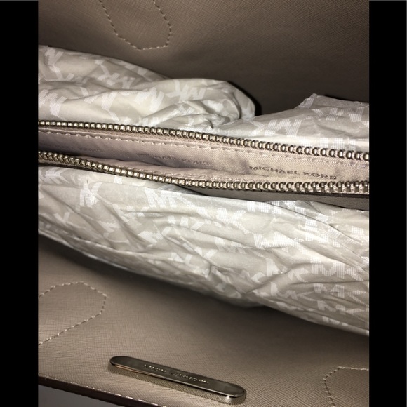 ⭐️HOST PICK⭐️ NWT 💯 Authent Michael Kors Large Convertible Mercer Tote - Picture 10 of 16